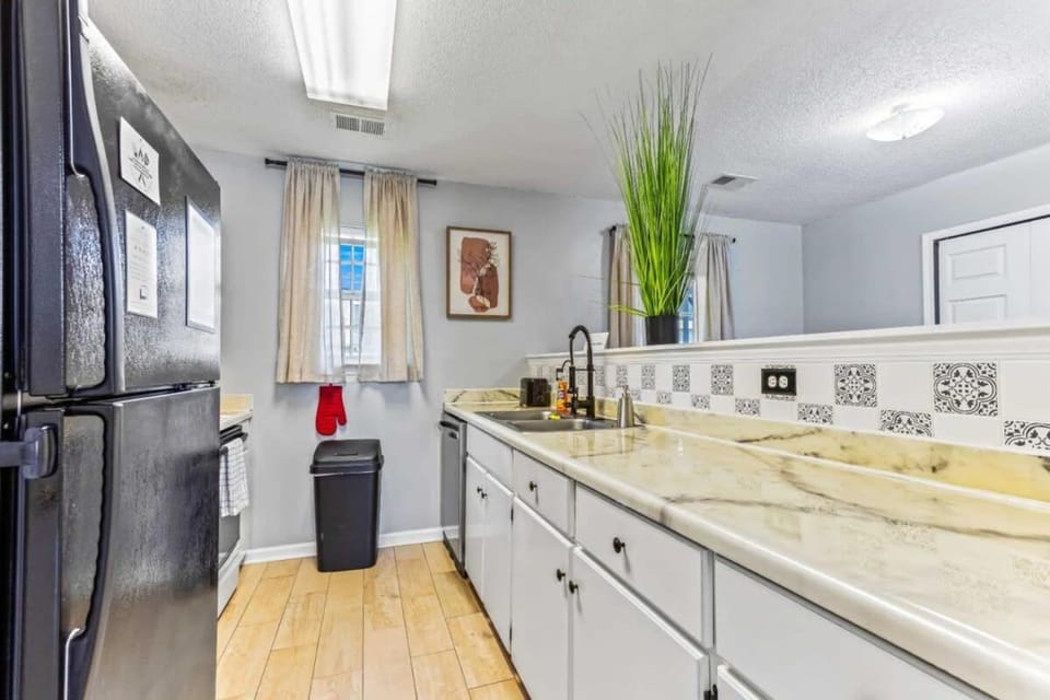 Screened Porch, Firepit, Patio! Peaceful in Pooler House in Savannah