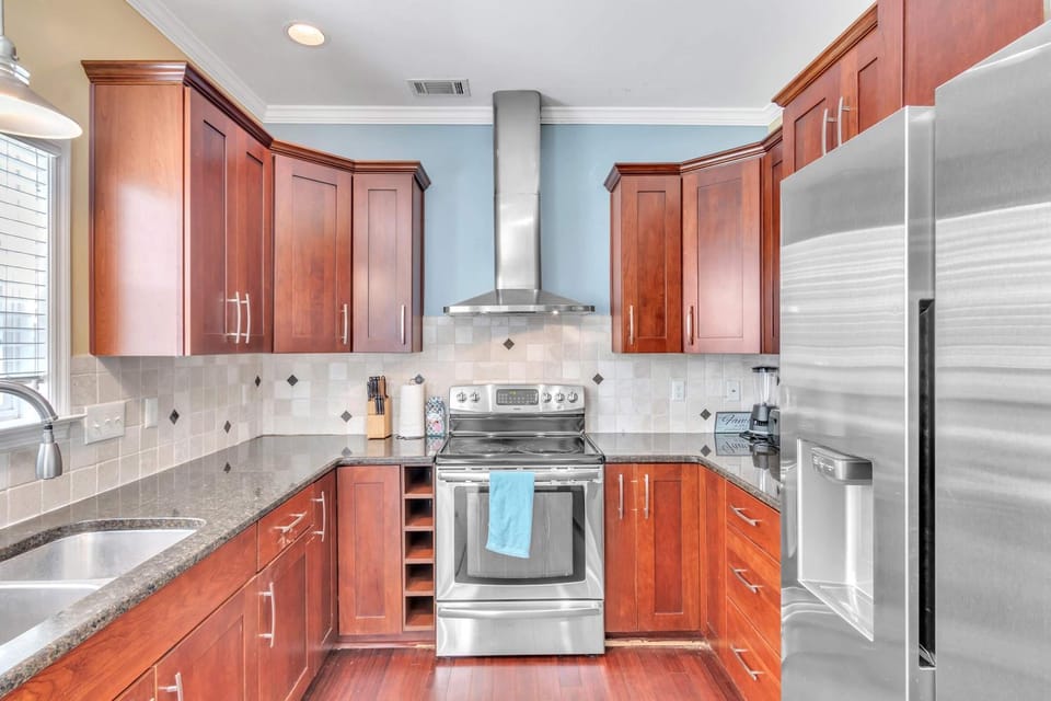 Kitchen or kitchenette, oven, stove