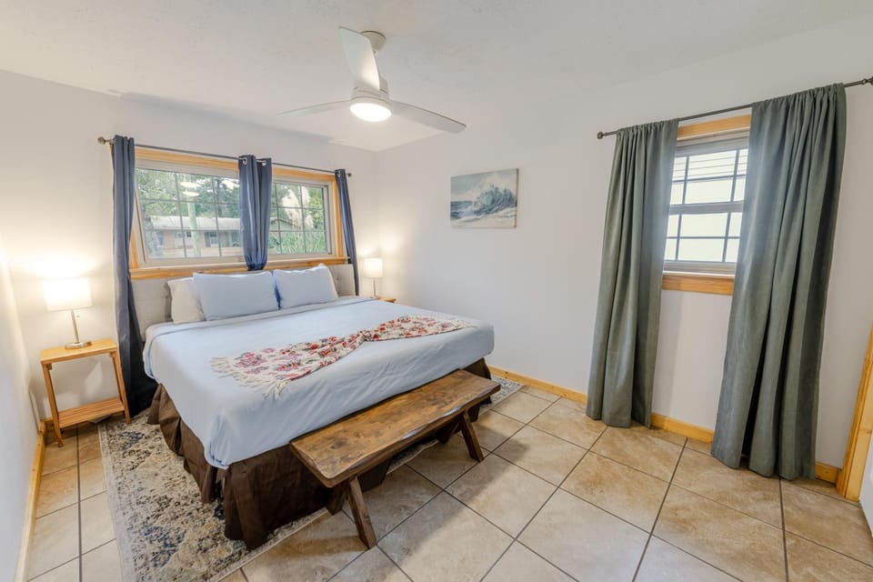 Bed, Photo of the whole room, Bedroom