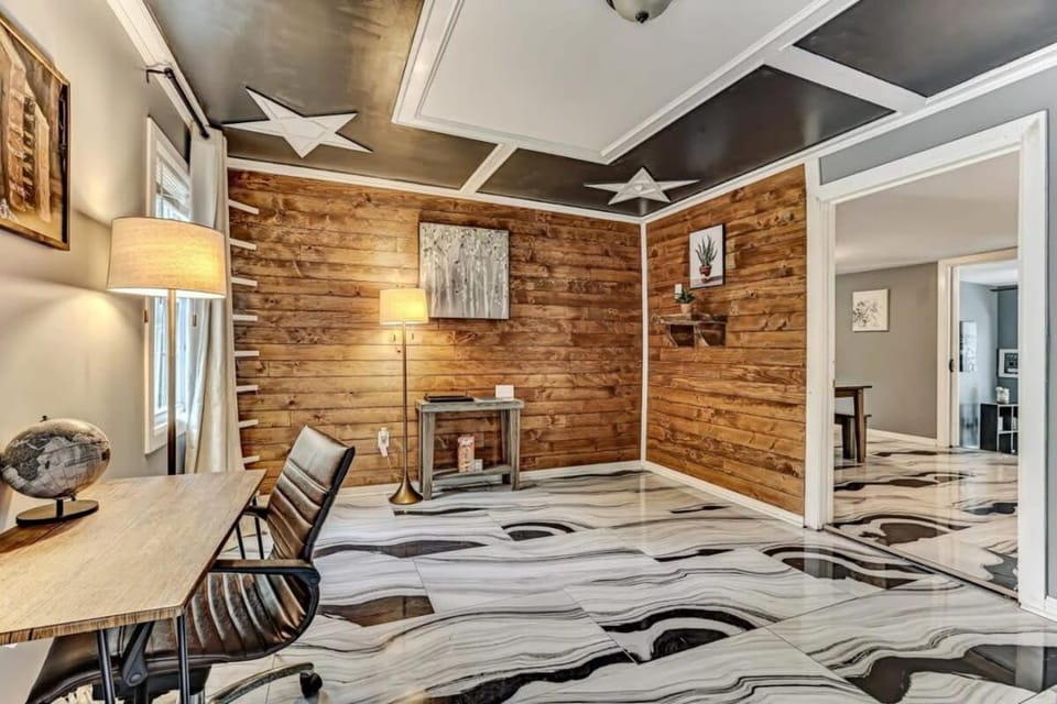 Pool House! Sweet Sunny Retreat- Main House House in Savannah