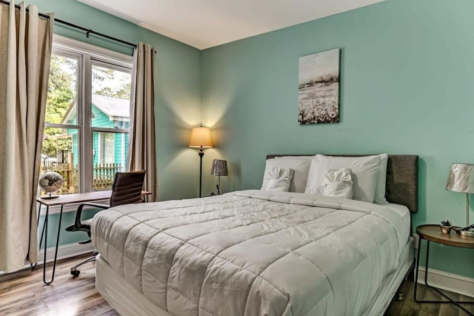 Pool House! Sweet Sunny Retreat- House 2 House in Savannah