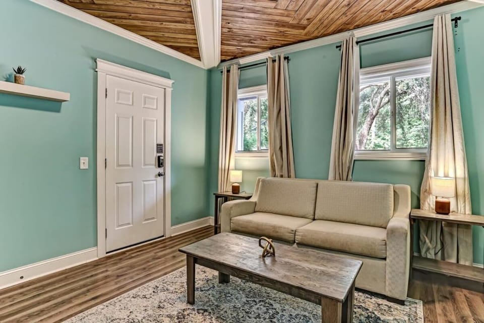 Pool House! Sweet Sunny Retreat- House 2 House in Savannah