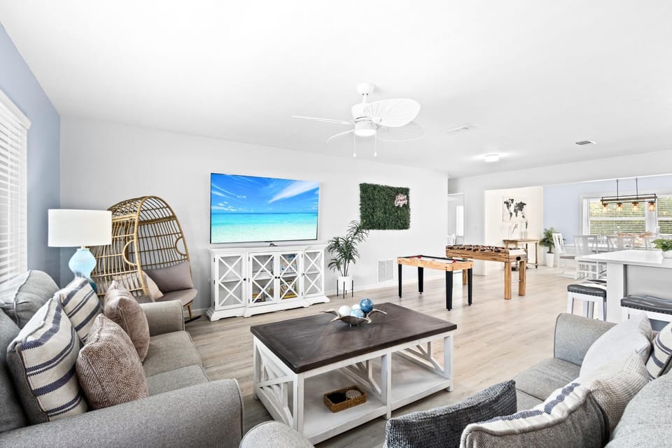 Private Oasis w Heated Saltwater Pool & Hot Tub House in Bradenton