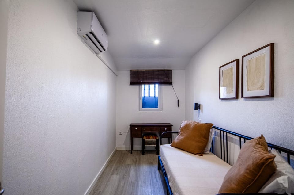 Bed, Bedroom, air conditioner