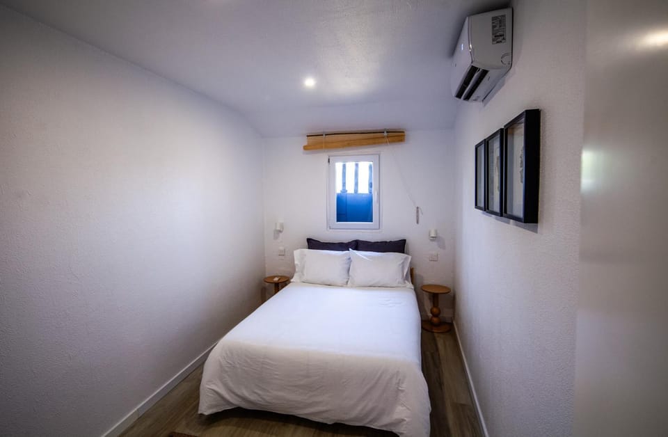 Bedroom, air conditioner