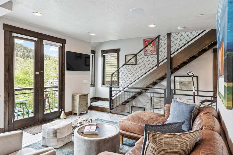 Dual Unit Mountain Retreat, 4BR, Prime Location, Sleeps 10, Historic Charm & Modern Luxury, Steps to Main St! House in Park City