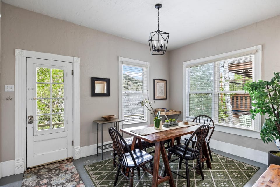 Historic Charm, 2BR, Sleeps 6, Minutes to Ski Resorts, Fully Equipped Kitchen, Free Transit House in Park City