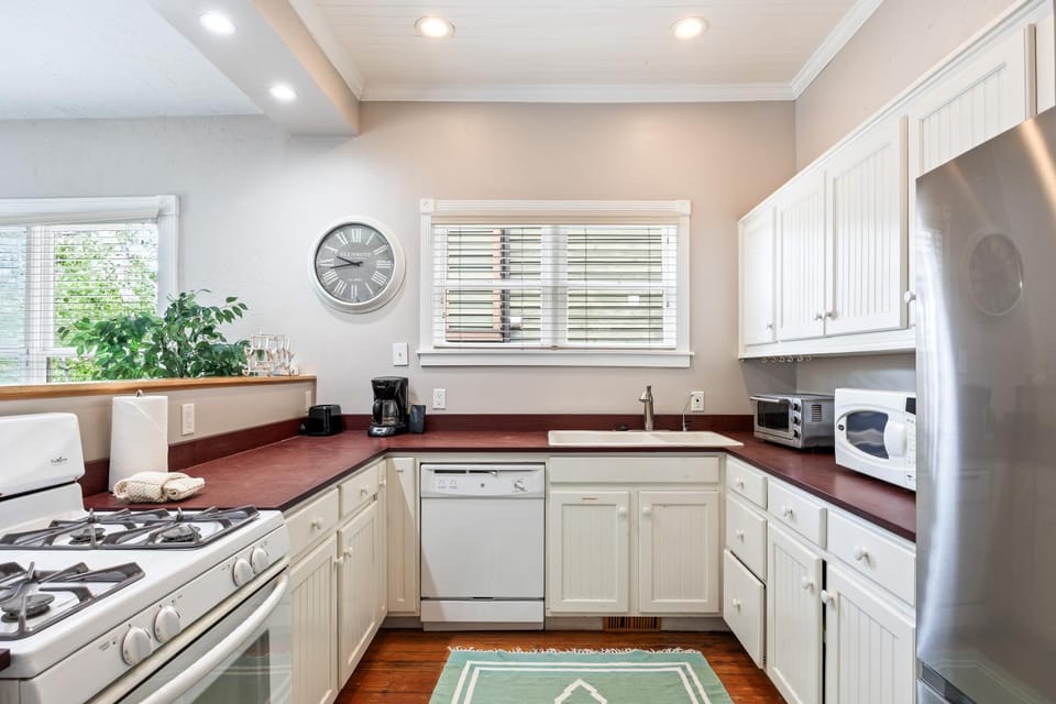 Historic Charm, 2BR, Sleeps 6, Minutes to Ski Resorts, Fully Equipped Kitchen, Free Transit House in Park City