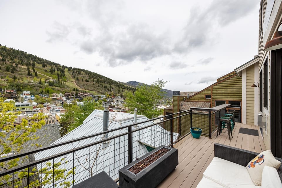 Gorgeous Views for 4, 5 Min to Base, Full Kitchen, 2 Beautiful Patios, Restaurants Nearby House in Park City