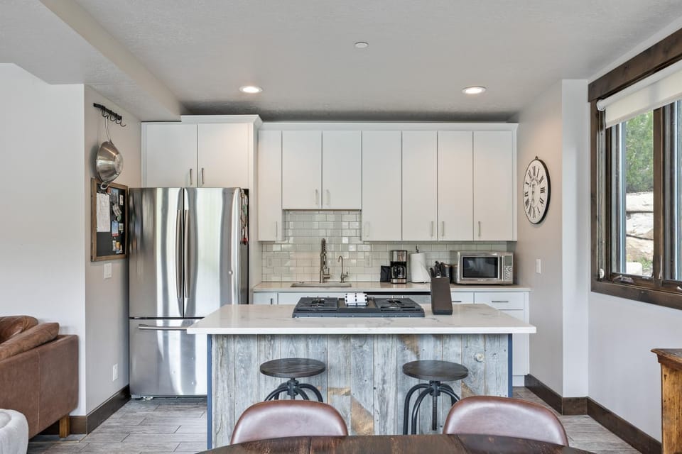 Gorgeous Views for 4, 5 Min to Base, Full Kitchen, 2 Beautiful Patios, Restaurants Nearby House in Park City