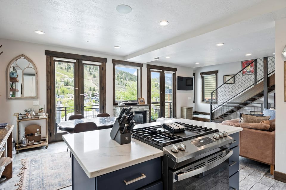 Gorgeous Views for 4, 5 Min to Base, Full Kitchen, 2 Beautiful Patios, Restaurants Nearby House in Park City