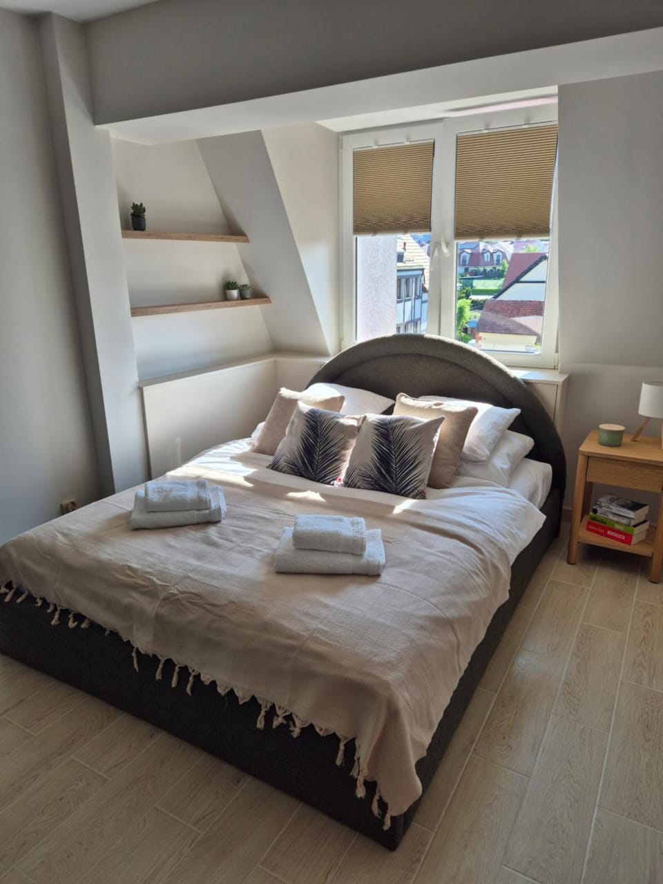 Bed, Bedroom, towels