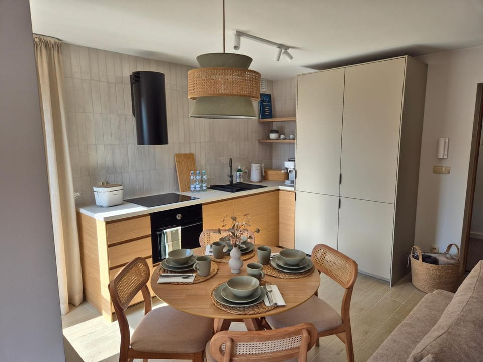Coffee/tea facilities, Kitchen or kitchenette, Dining area, stove