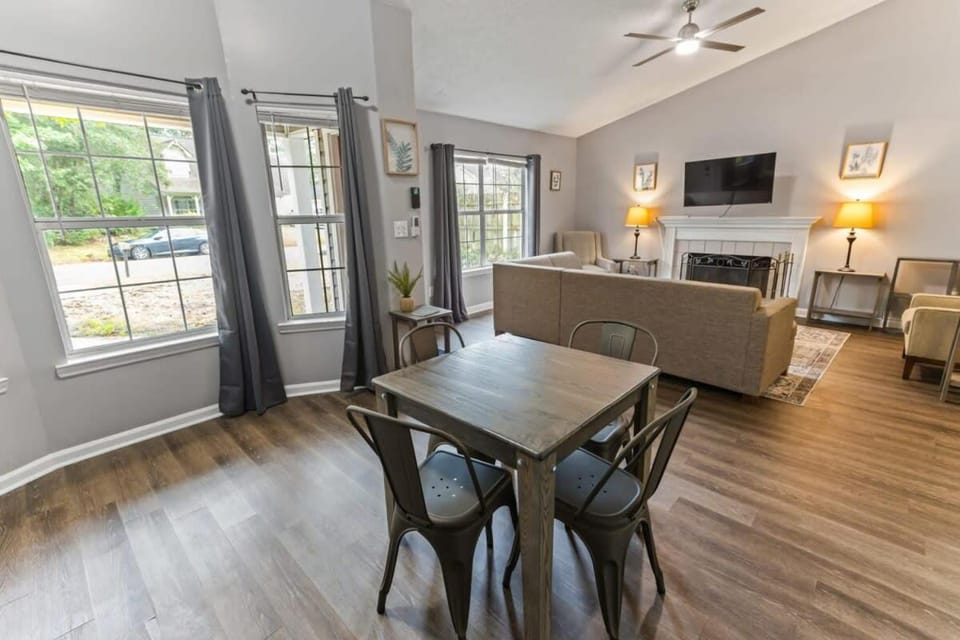 Seating area, Dining area