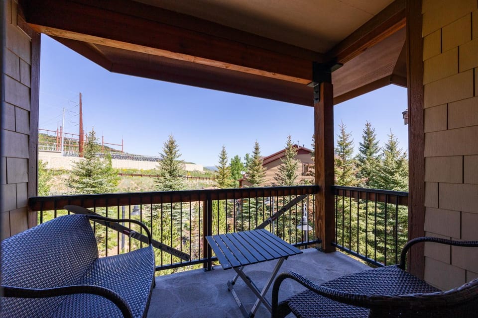 Bear Hollow, 7 Min Drive to Base of Canyons, Full Kitchen, Restaurants Nearby Apartment in Summit Park