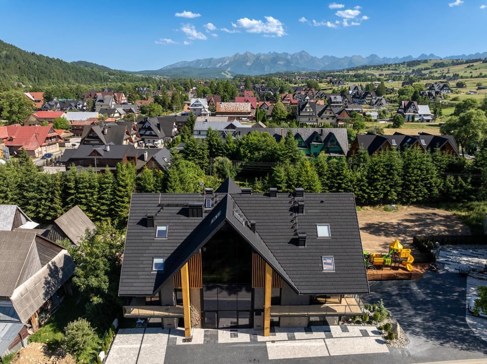Property building, Day, Neighbourhood, Natural landscape, Bird's eye view, City view, Mountain view, Location