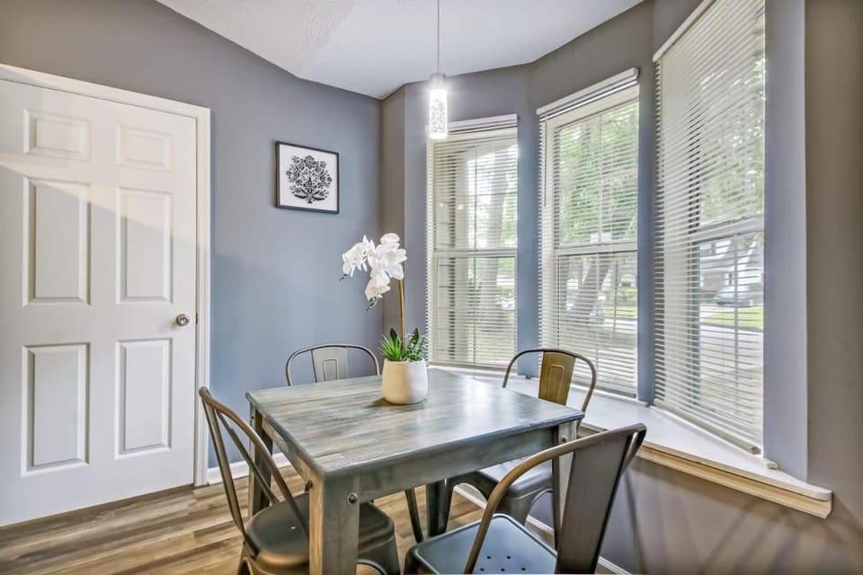 Seating area, Dining area