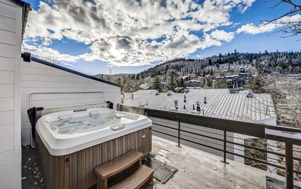 Serenity and Adventure Await, 3BR Condo near Deer Valley House in Park City