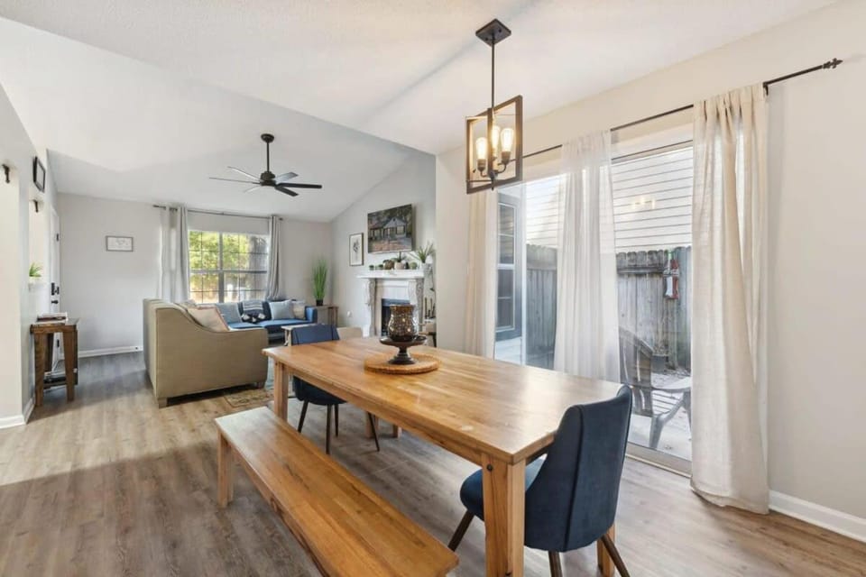 Seating area, Dining area