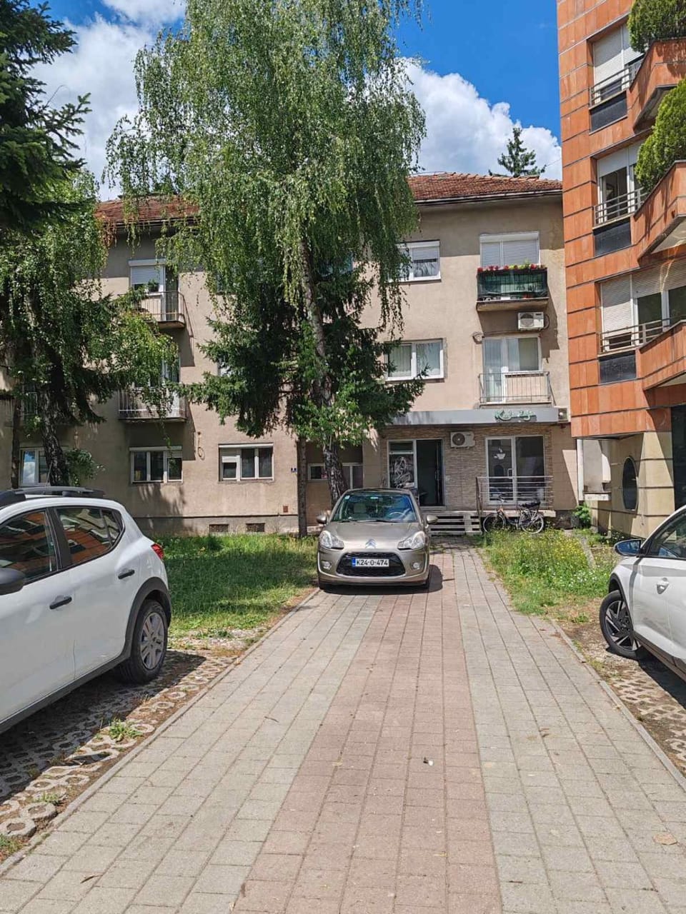 Property building, Neighbourhood, Location