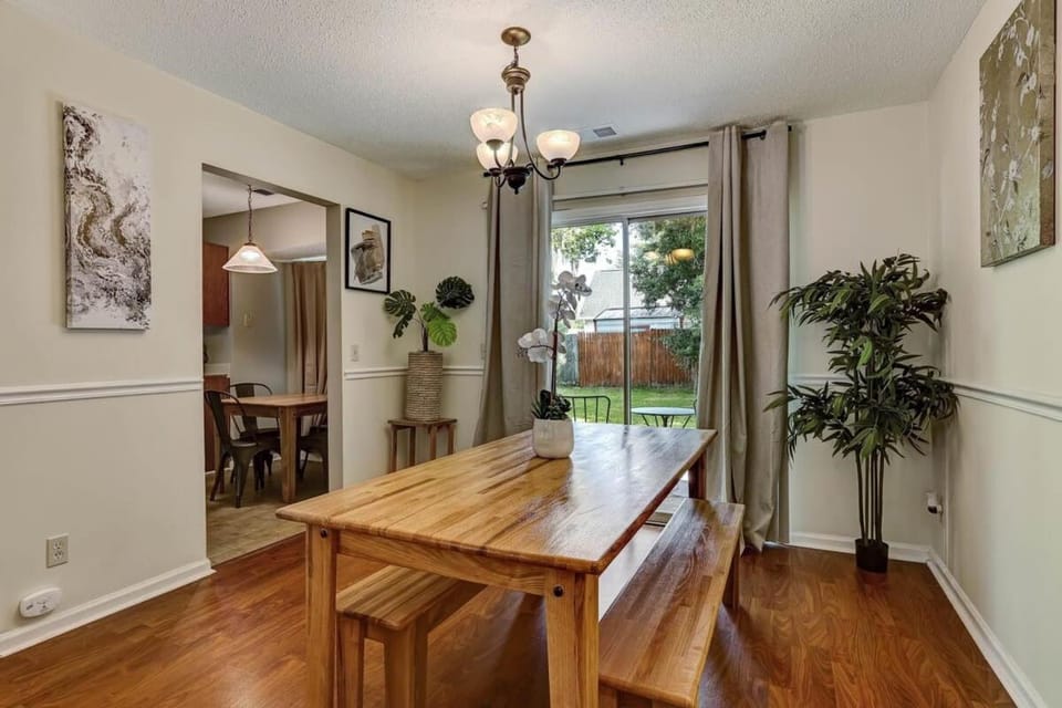 Seating area, Dining area