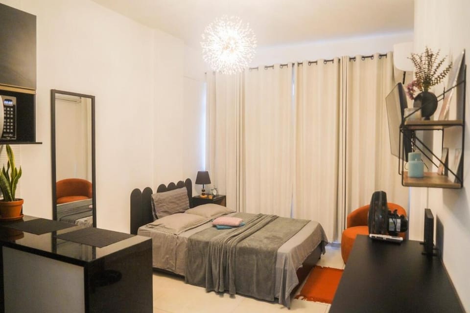 Bed, TV and multimedia, Photo of the whole room, Bedroom