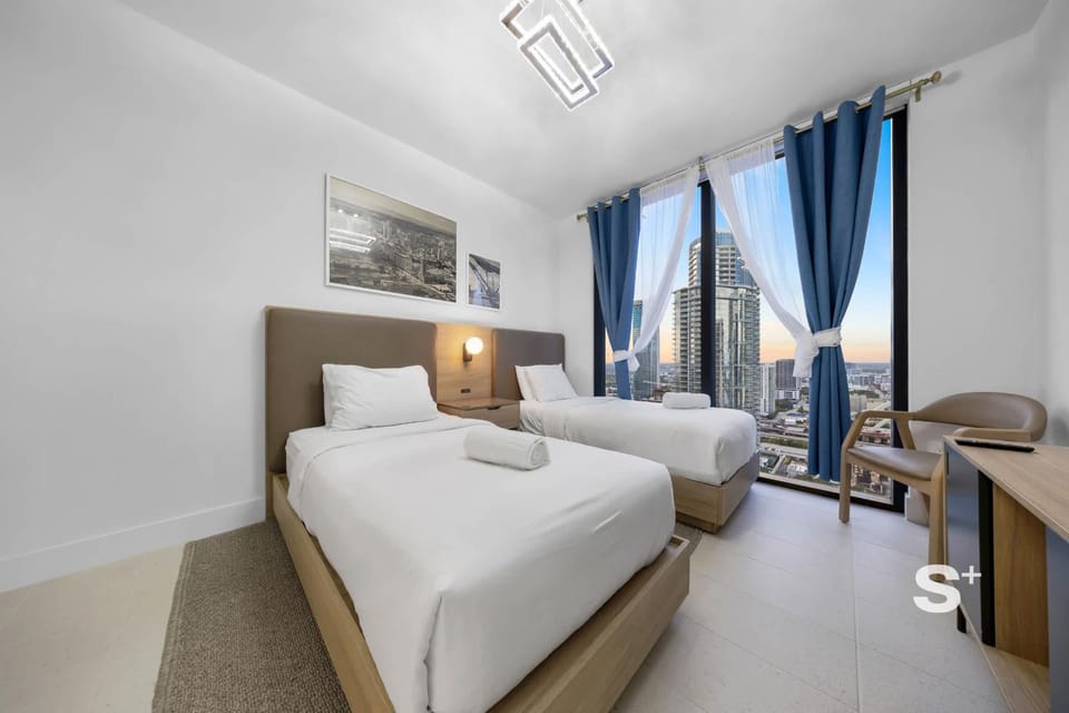Bed, Photo of the whole room, Bedroom, City view