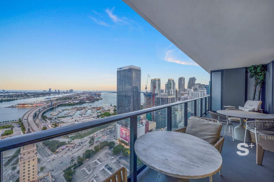 Chic 2-BD Downtown Condo with City & Water Views Apartment in Miami
