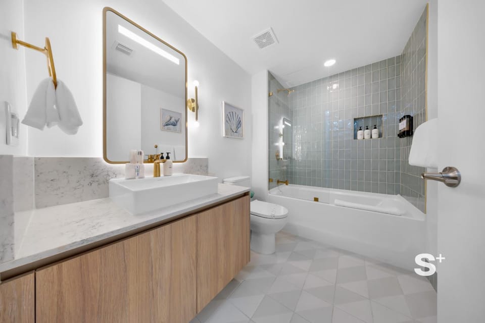 Sleek 3-BD Downtown Condo with Water & City Views Apartment in Miami