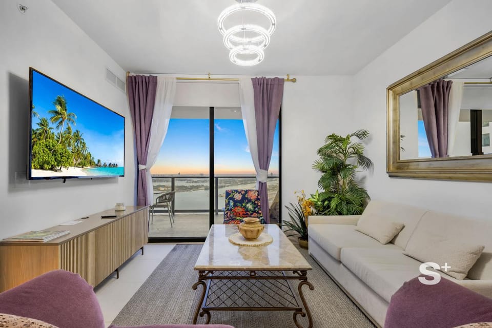 Sleek 3-BD Downtown Condo with Water & City Views Apartment in Miami