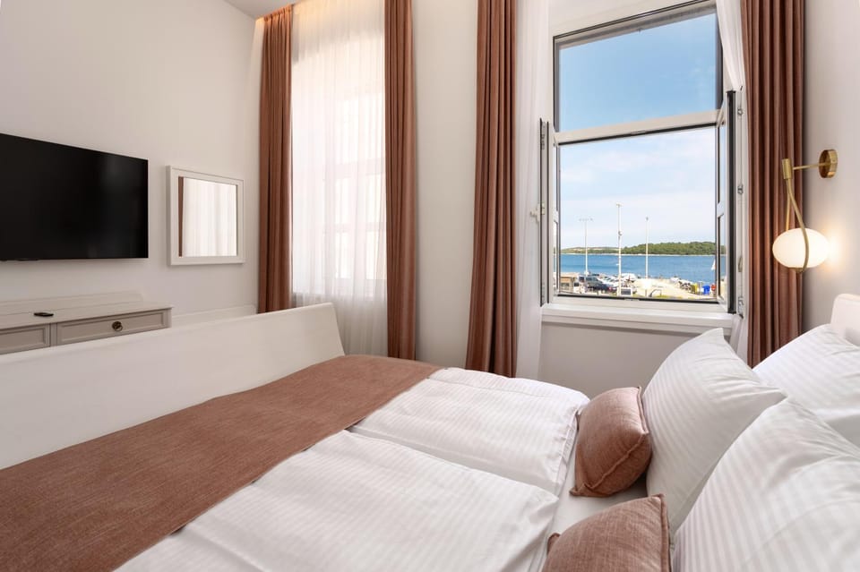 Communal lounge/ TV room, Bed, Sea view