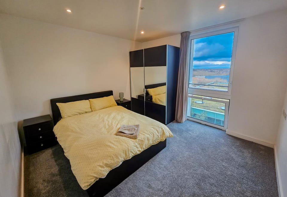Bed, Photo of the whole room, Bedroom, towels