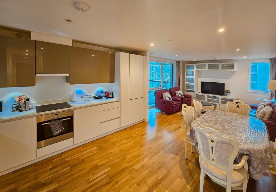 Communal lounge/ TV room, Coffee/tea facilities, Kitchen or kitchenette, Living room, Seating area, Dining area, oven, stove, toaster