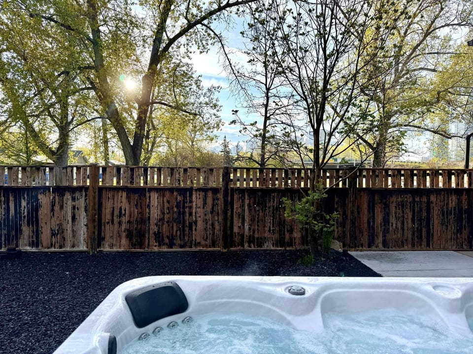 4 Bed Home Along River Near DT AC Hot Tub House in Calgary
