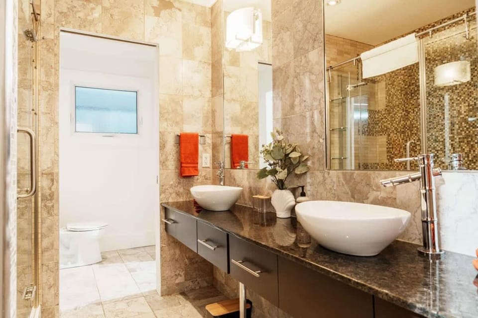 4 Bed Home Along River Near DT AC Hot Tub House in Calgary