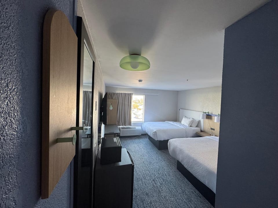 Communal lounge/ TV room, Bed, TV and multimedia, Photo of the whole room, Evening entertainment, Bedroom, wardrobe