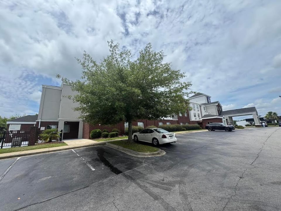 Property building, Day, Neighbourhood, Street view, Location, Parking
