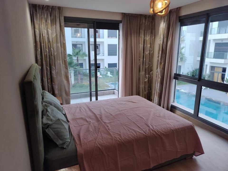 Bed, Photo of the whole room, Pool view, Swimming pool