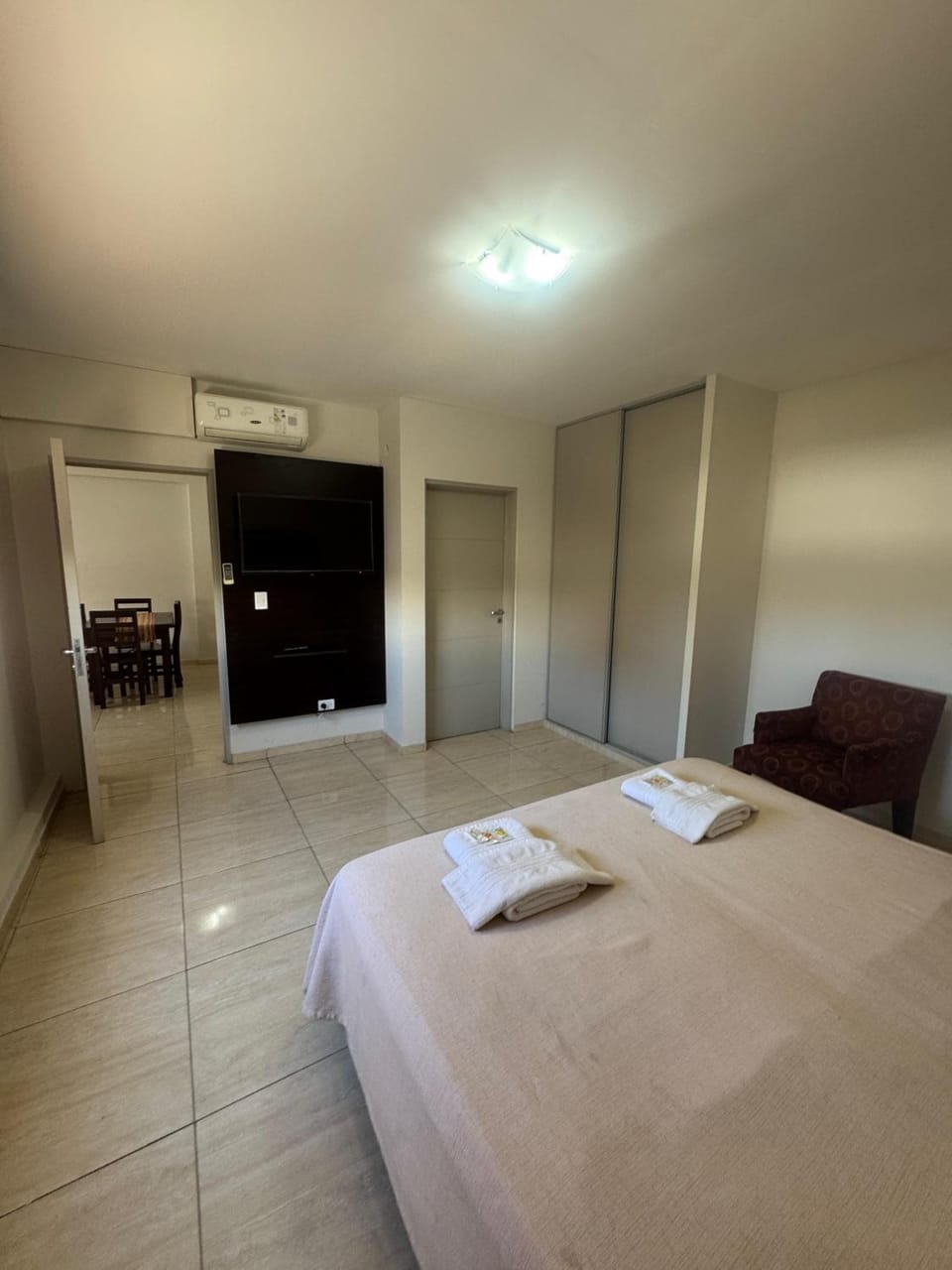Bed, Bedroom, towels
