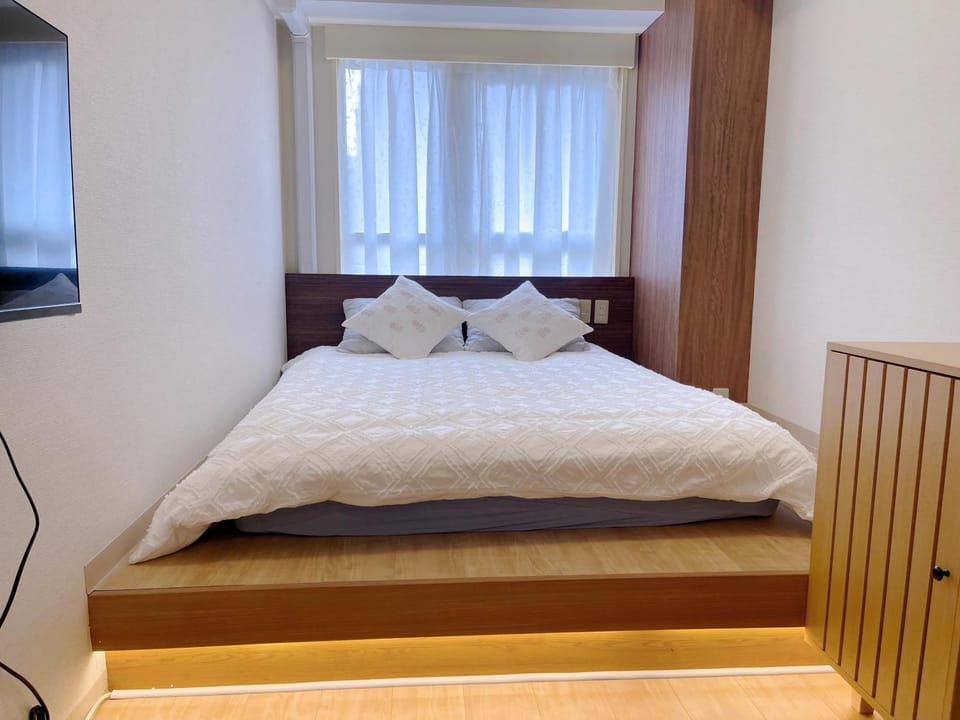 Bed, TV and multimedia, Bedroom