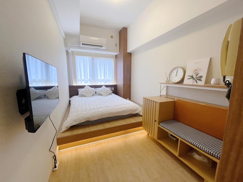Bed, TV and multimedia, Bedroom