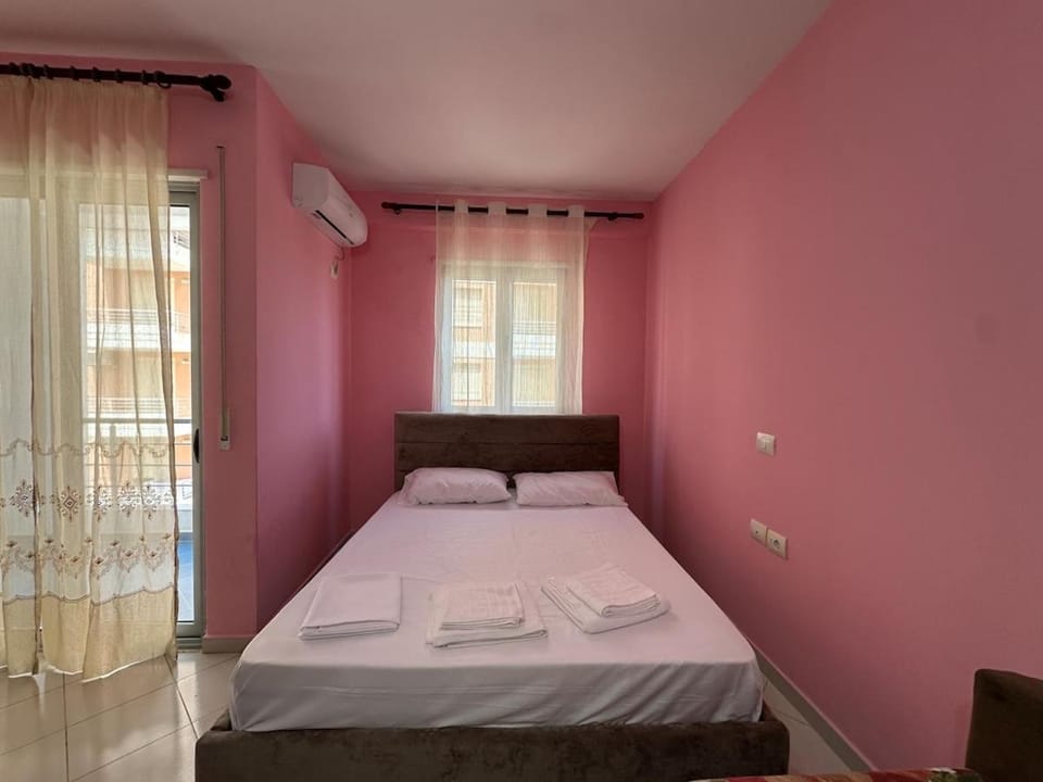 Strawberry Apartment in Vlorë
