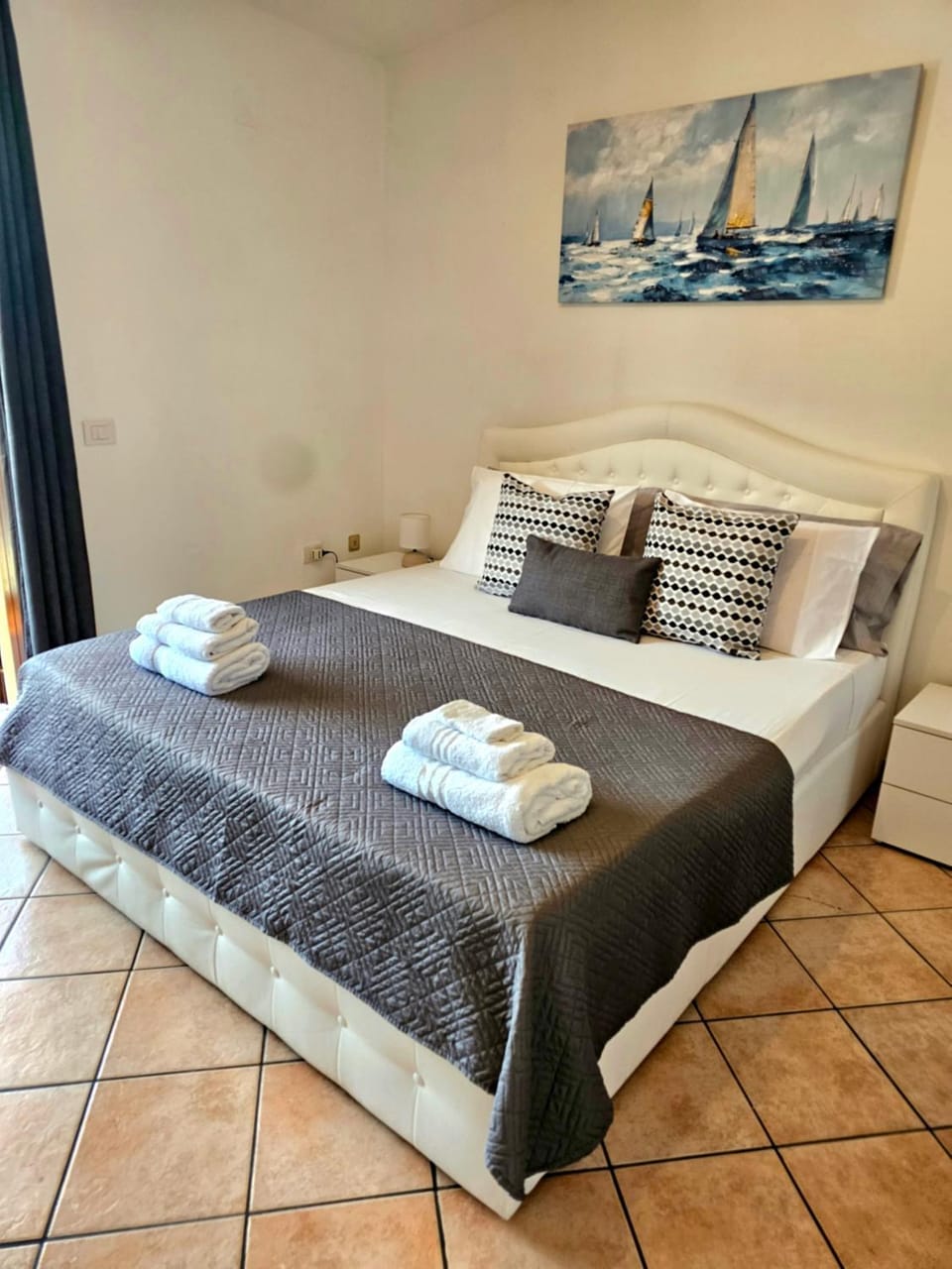Bed, Photo of the whole room, Bedroom, towels