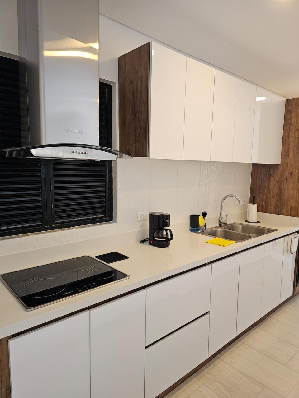 Coffee/tea facilities, Kitchen or kitchenette, stove