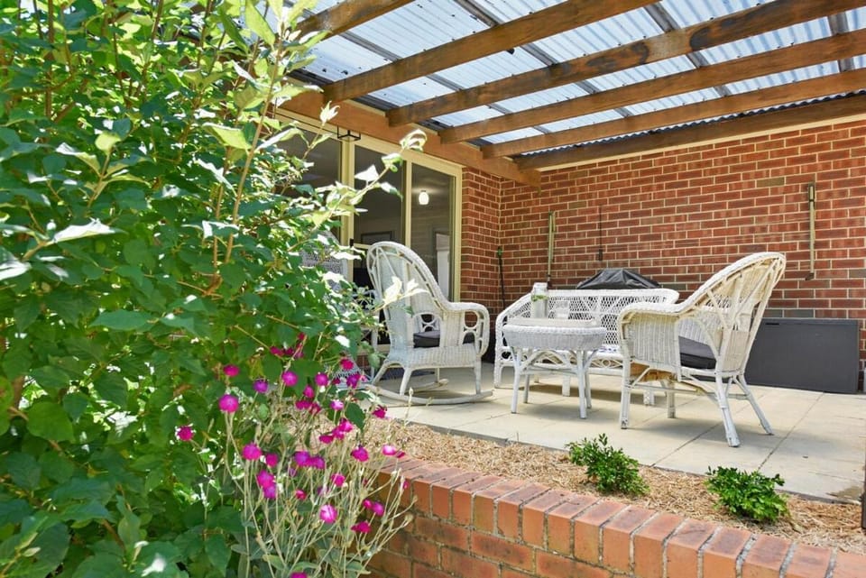 4BR 2BA Cozy Blackheath Cottage with Firepit & Pool Table House in Blackheath
