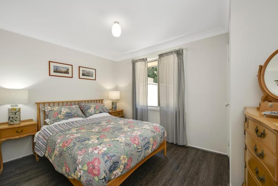 4BR 2BA Cozy Blackheath Cottage with Firepit & Pool Table House in Blackheath
