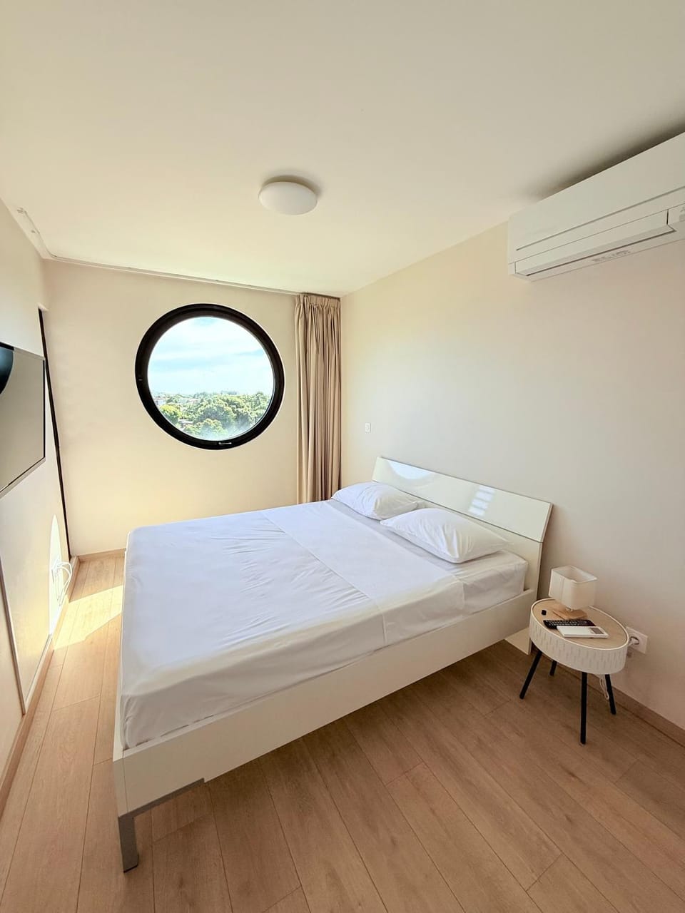 Bedroom, air conditioner