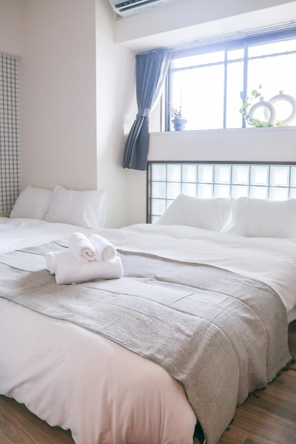 Bed, Bedroom, towels