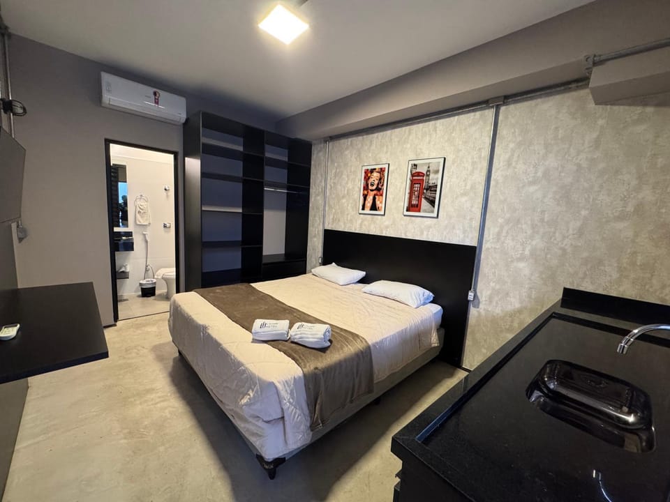 Photo of the whole room, towels