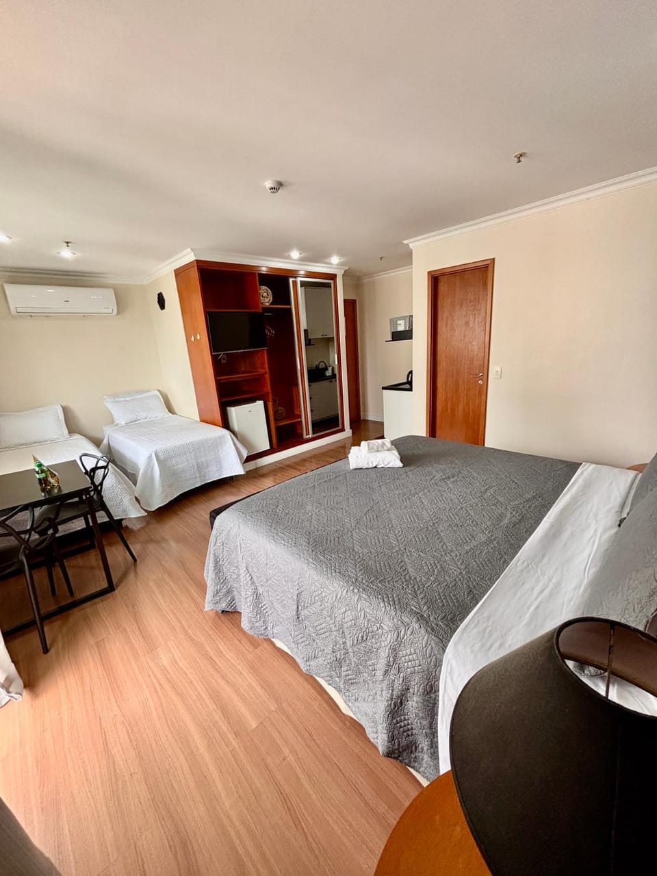 Bed, TV and multimedia, Photo of the whole room, Bedroom, towels, air conditioner